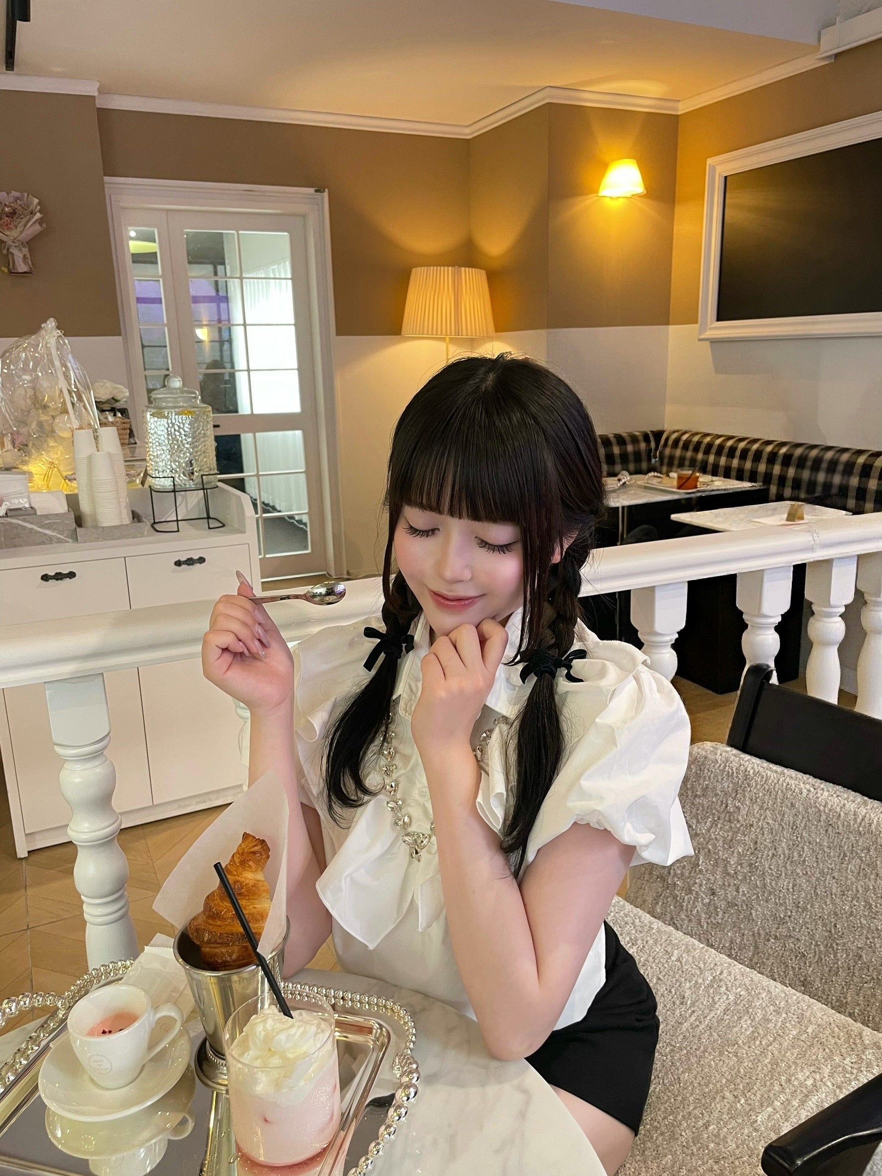 ビジューフリルシャツ