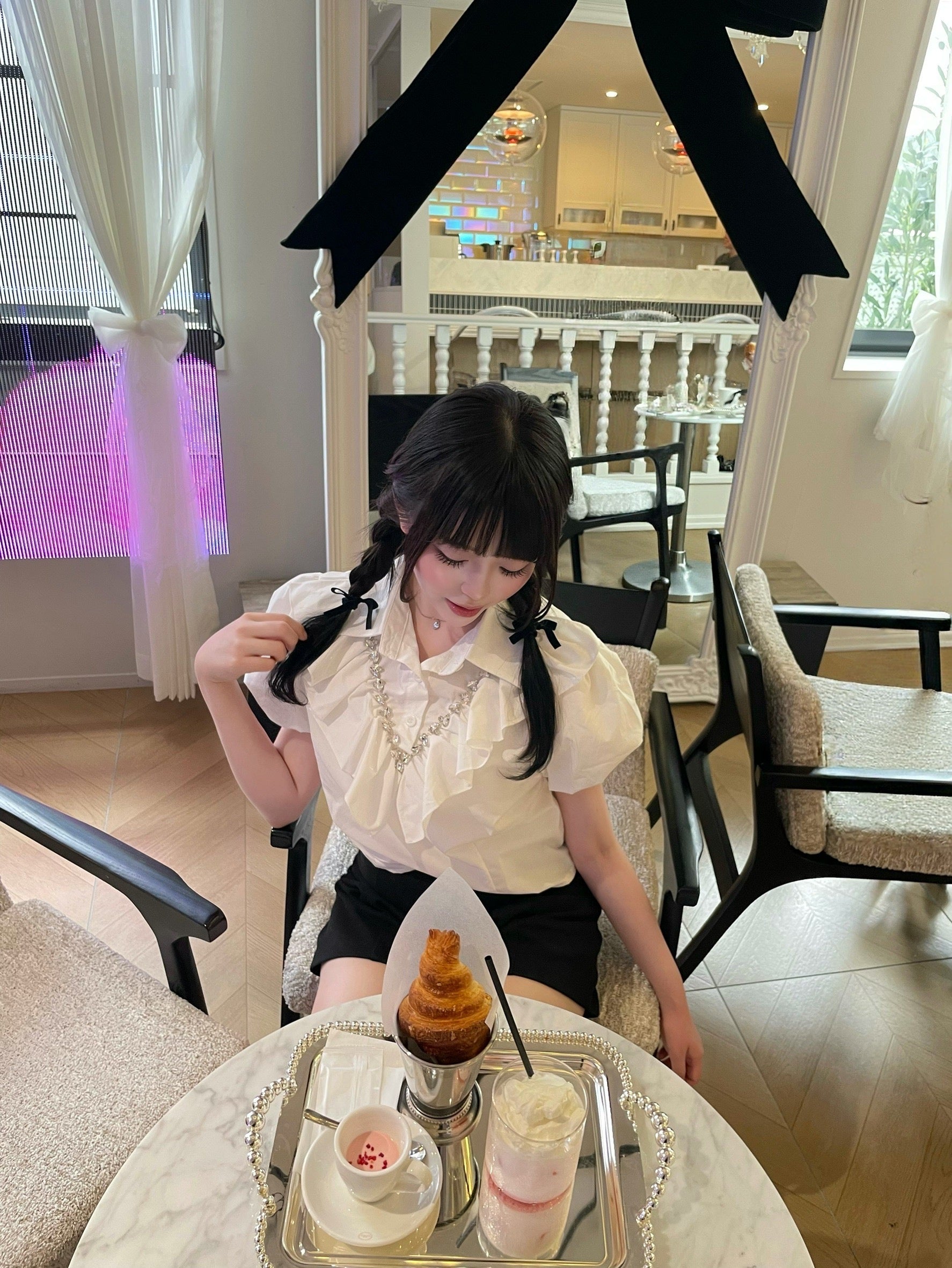 ビジューフリルシャツ